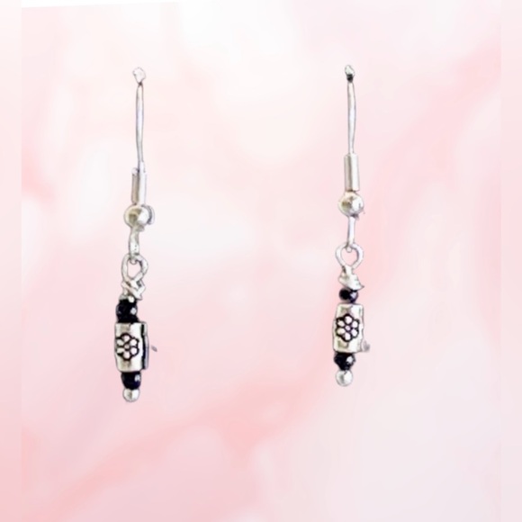 HANDMADE PETITE SILVER AND BLACK DANGLE EARRINGS - Picture 3 of 4